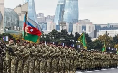 Arvadım telefonla çox oynadığı üçün çəngəli ona tərəf atdım, başına dəydi