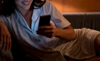 Arvadım telefonla çox oynadığı üçün çəngəli ona tərəf atdım, başına dəydi