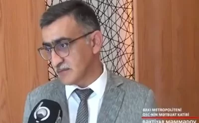Metropoliten rəsmisi sərnişinlərə çıxış yolu göstərdi