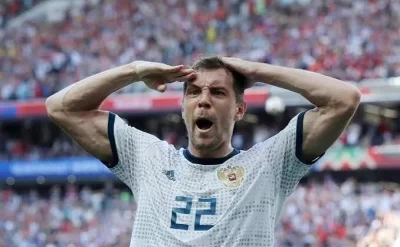 Məşhur futbolçu sürət həddini aşır, parklanma və pullu yol üçün ödəniş etmir