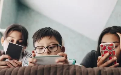 Telefonla böyüyən uşaqlar