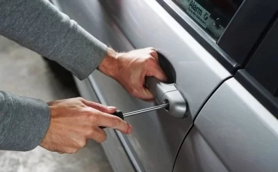 Taksidən pul və bank kartları oğurlayan