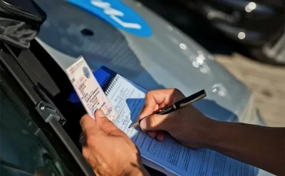 Sürücü polisin yazdığı cərimə protokolunu yedi