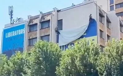 Bu ölkədə Ukrayna bayrağı endirildi – Diplomatik böhran