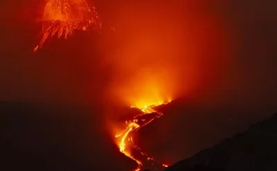 İtaliyada Etna vulkanının püskürməsi uçuşlara mane olub