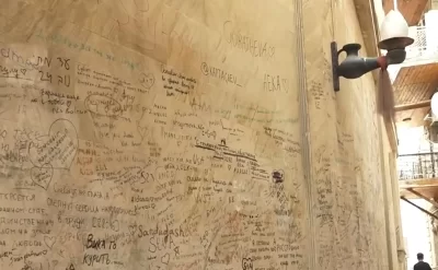 Tarixi binanın divarının yazılması məsələsi polis nəzarətinə götürüldü