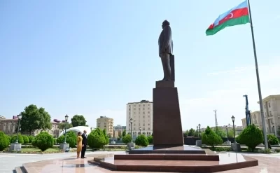 Prezident Ümummilli Lider Heydər Əliyevin Naxçıvandakı abidəsini ziyarət etdi