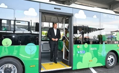Prezident elektrik mühərrikli yeni avtobusda – FOTO