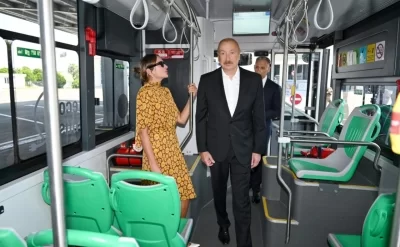 Prezident elektrik mühərrikli yeni avtobuslara baxıb -