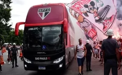 Futbolçuları daşıyan avtobusda