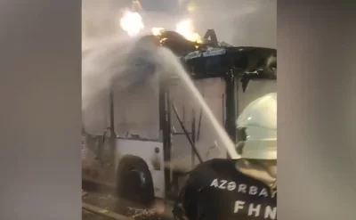 Bakıda avtobus yandı - Video