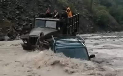 Şəlaləyə gedən yolu sel basdı -