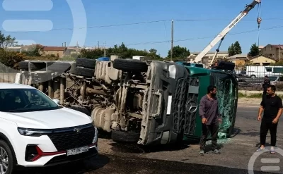 Bakıda TIR aşdı: Dizel yola dağıldı -