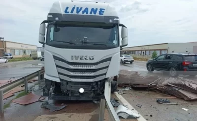 Goranboyda yük avtomobili qəza törətdi, 1 tona yaxın yanacaq yola töküldü -