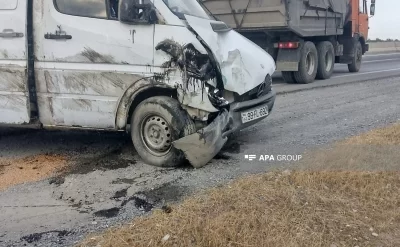Ucarda yük maşını aşdı - Avtomobildə olan pomidor və xiyar yola dağıldı - FOTO