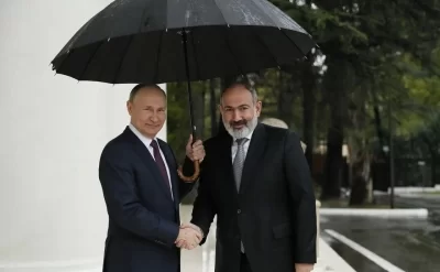 Paşinyan Putinin çətiri altından çıxdıqca,