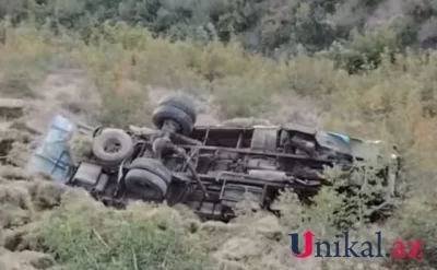 Şəmkirdə otla dolu yük maşını aşdı