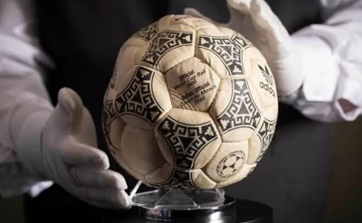 Maradonanın “Tanrının əli” topu 3,3 milyon dollara satıldı