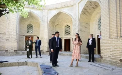 Leyla Əliyeva ilk Buxara Biennalesinin əsərləri ilə tanış olub – FOTO
