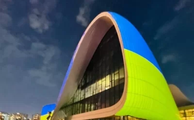 Heydər Əliyev Mərkəzi Ukrayna bayrağının rəngləri ilə işıqlandırıldı