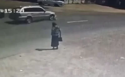 Anasının gözləri qarşısında maşın vurub öldürdü