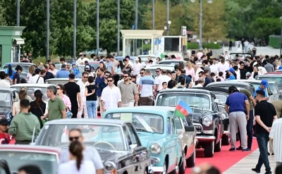 Bulvarda klassik avtomobillərin sərgisi keçirilir - FOTO