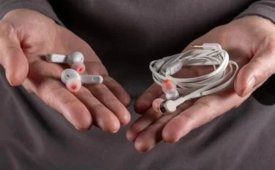 İnsanlar yenidən kabel qulaqlıqlara qayıdır: Səbəbi nədir?