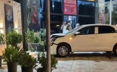 Minik avtomobili şəhid abidəsinə