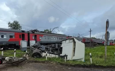 Elektrik qatarı yük maşınına çırpıldı,