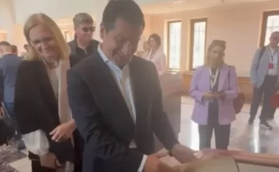 Hikmət Hacıyev həmin kitabı vərəqləyərək erməni saxtakarlığını ifşa etdi -