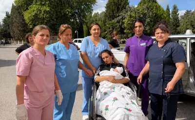 Körpəsini xəstəxananın həyətində dünyaya gətirdi -