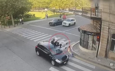 Avtomobil “qırmızı”dan keçən skuteri vurdu -