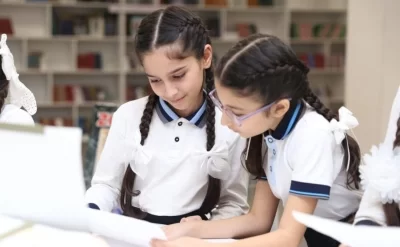 Qızların məktəbdə sırğa taxması qadağan edilir? -