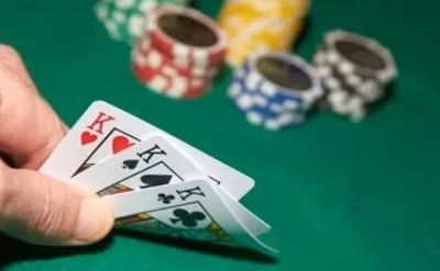 Kafedə dostları ilə qumar oynayan 74 yaşlı kişi