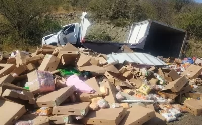 Yük maşını aşdı, toyuqlar yola dağıldı