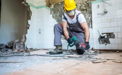 Tovuzda evdə təmir işləri aparan kişi
