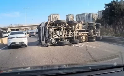 Bakı-Sumqayıt yolunda betonqarışdıran maşın aşdı