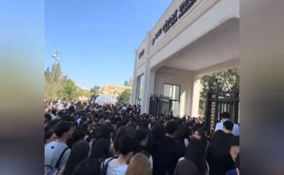 Bakı Dövlət Universitetinin qarşısında izdiham -