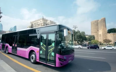 Sürücü qızları mindirdi, kişini avtobusa buraxmadı -