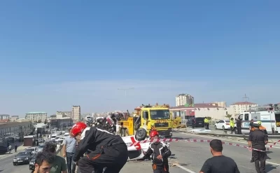 Masazırda yük maşını aşıb, ölən və xəsarət