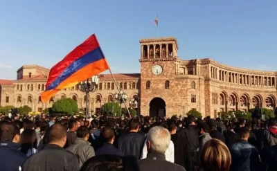 Ermənilər Rusiya bazasının Gümrüdə qalmasına belə reaksiya verdilər