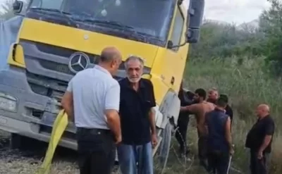 Qumla dolu yük maşını