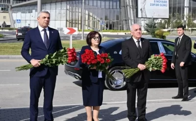 Dövlət və hökumət rəsmiləri Bakıdakı Zəfər parkında şəhidlərin xatirəsini andılar