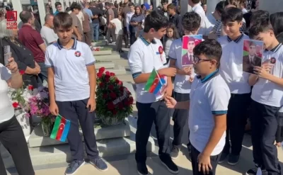 Şəhidlər Xiyabanında kövrək anlar - Uşaqlar “Xudayar təsnifi”ni ifa etdilər – VİDEO