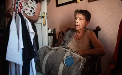 87 yaşlı qadının evindən çıxarılması etirazlara səbəb oldu - FOTO