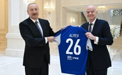 Canni İnfantino İlham Əliyevə idman köynəyi