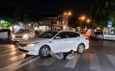 Bakıda inanılmaz fırıldaq: Özünü maşının altına atdı,