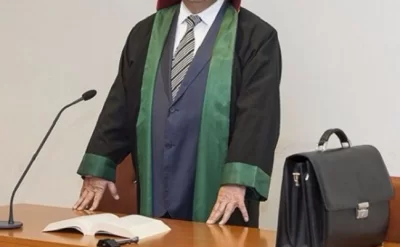 2 vəkilə töhmət verildi,