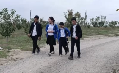 Dərsə getmək üçün hər gün kilometrlərlə yol yeriyirlər –