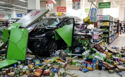 Qadın avtomobillə supermarketə girdi, rəfləri dağıtdı - VİDEO